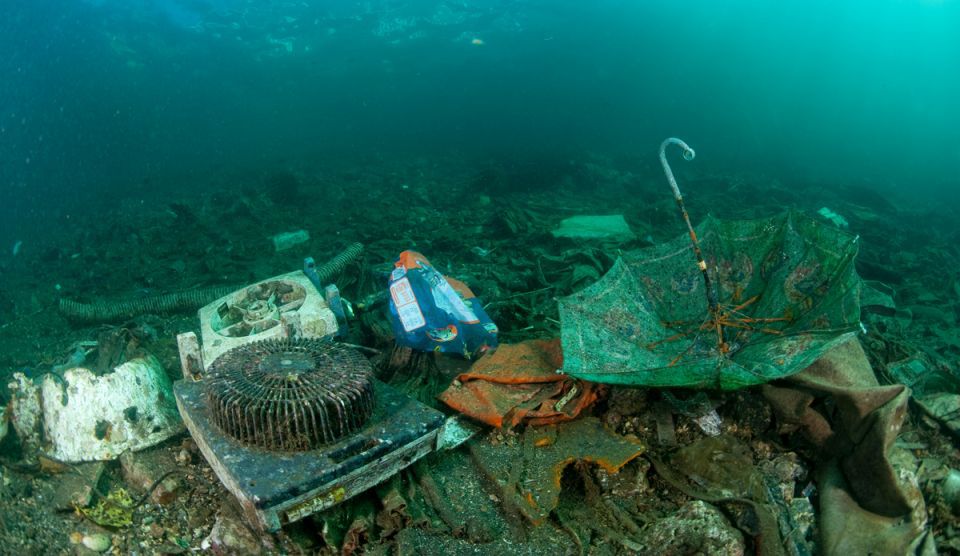 plastic-in-marea-mediterana-credit-foto-obligatoriu-jurgen-freun.jpg