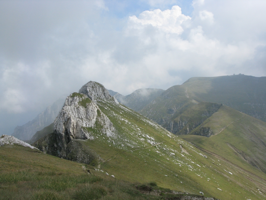 Cabana-Varful-Omu-Vazuta-De-Pe-Platoul-Scara-www.montaniarzi.ro_.jpg