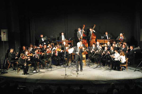 Orchestra-la-primul-concert,-dirijată-de-concert-maestrul-Lucian-Petrovici-–-Vârșeț,-21-decembrie-2005.jpg