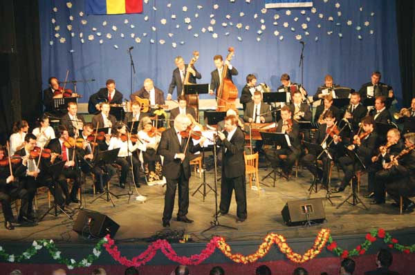 Orchestra-pe-scena-Teatrului-Popular-„Sterija”din-Vârșeț1.jpg