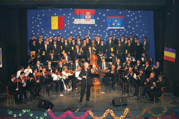 Orchestra-și-corul-Consiliului-Național-Român-în-Concertul-de-gală-–-2006a.jpg