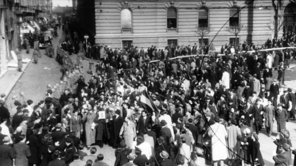 Hiljade demonstranata na ulicama Beograda tog 27. marta 1941 uzvikivalo je Bolje rat nego pakt i Bolje grob nego rob.jpg