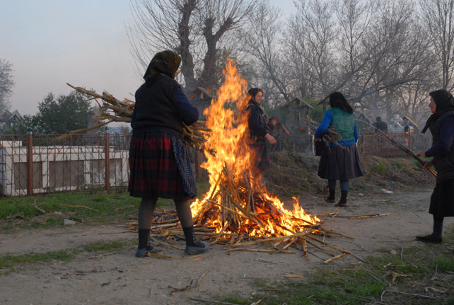 traditii_Joia_Mare-foc_cimitir.jpg