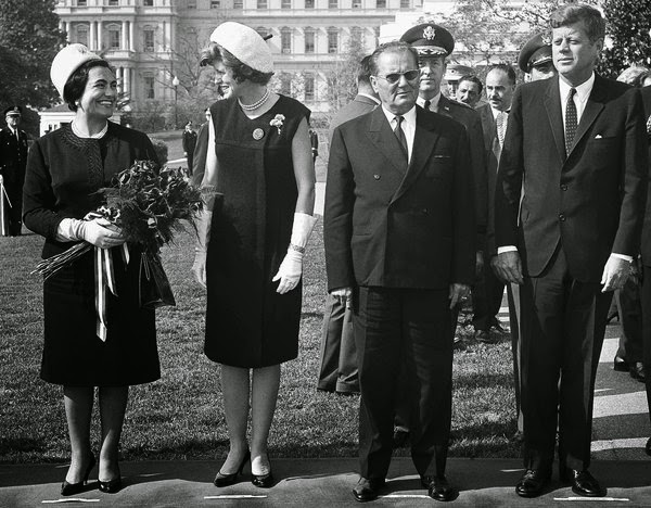 La Casa Alba, cu John si Jaqueline Kennedy.jpg