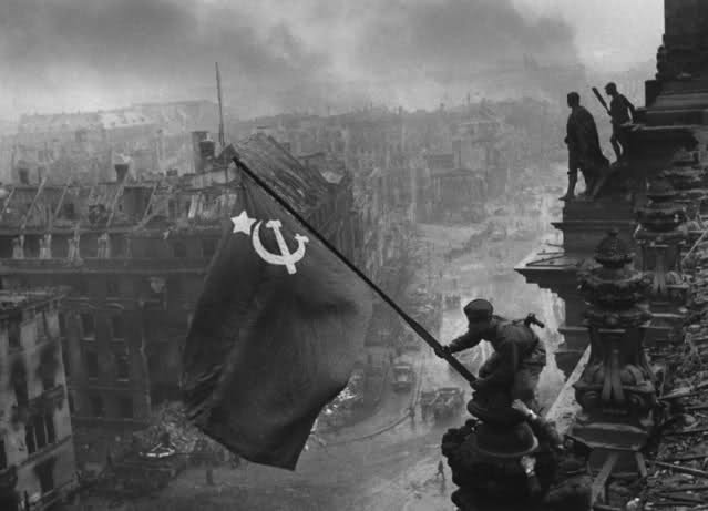 rising-flag-reichstag.jpg