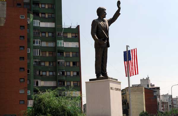 1Statuie-a-lui-Bill-Clinton,-la-Priština.jpg