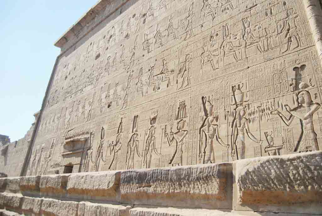 1-templul-zeitei-hathor-de-la-dendera.jpg