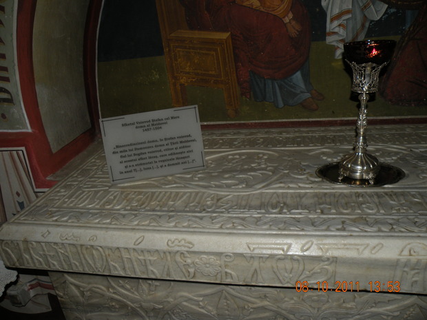 Mormantul lui Stefan cel Mare de la Manastirea Putna.jpg