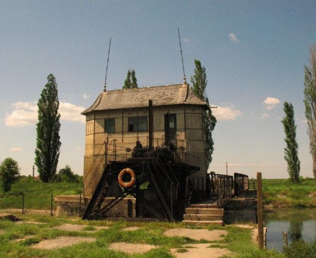 Ecluza de la Sânmihaiul Român FOTO Wikimapia.org.jpg