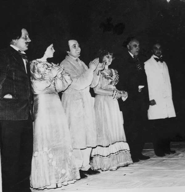 Trupa-de-teatru-NEICA-la-finalul-spectacolului-Eminescu-si-Veronica---1980a.jpg