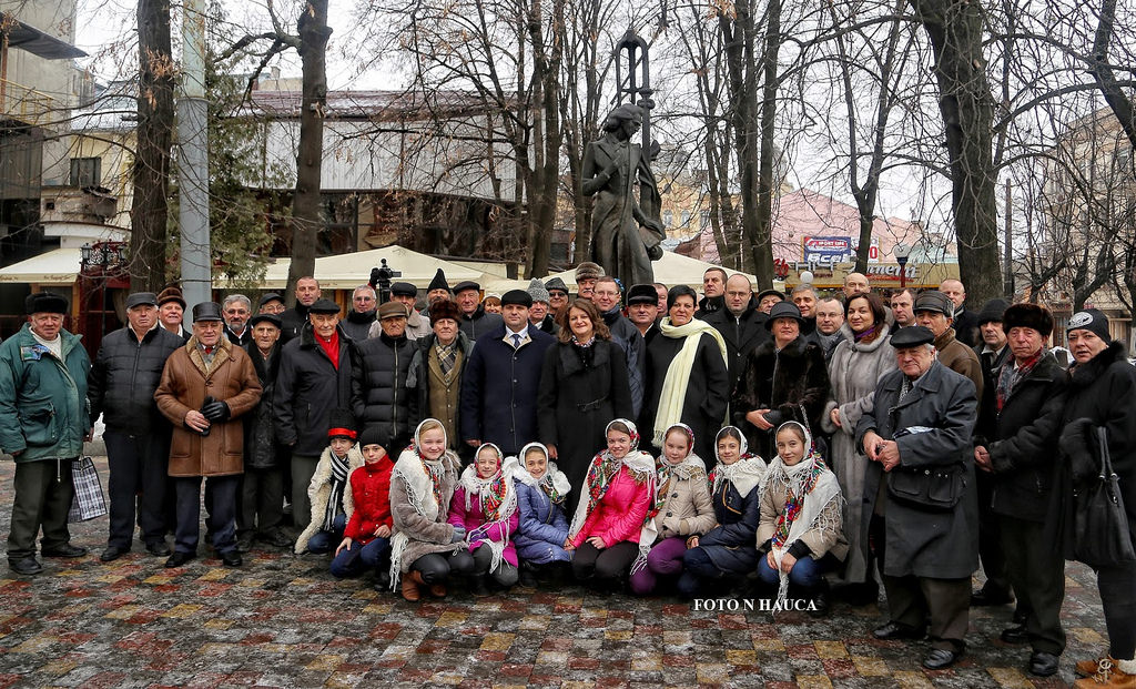 Români la statuia lui Mihai Eminescu din Cernăuți – foto Nicolae Hauca Mykola Havka.jpg