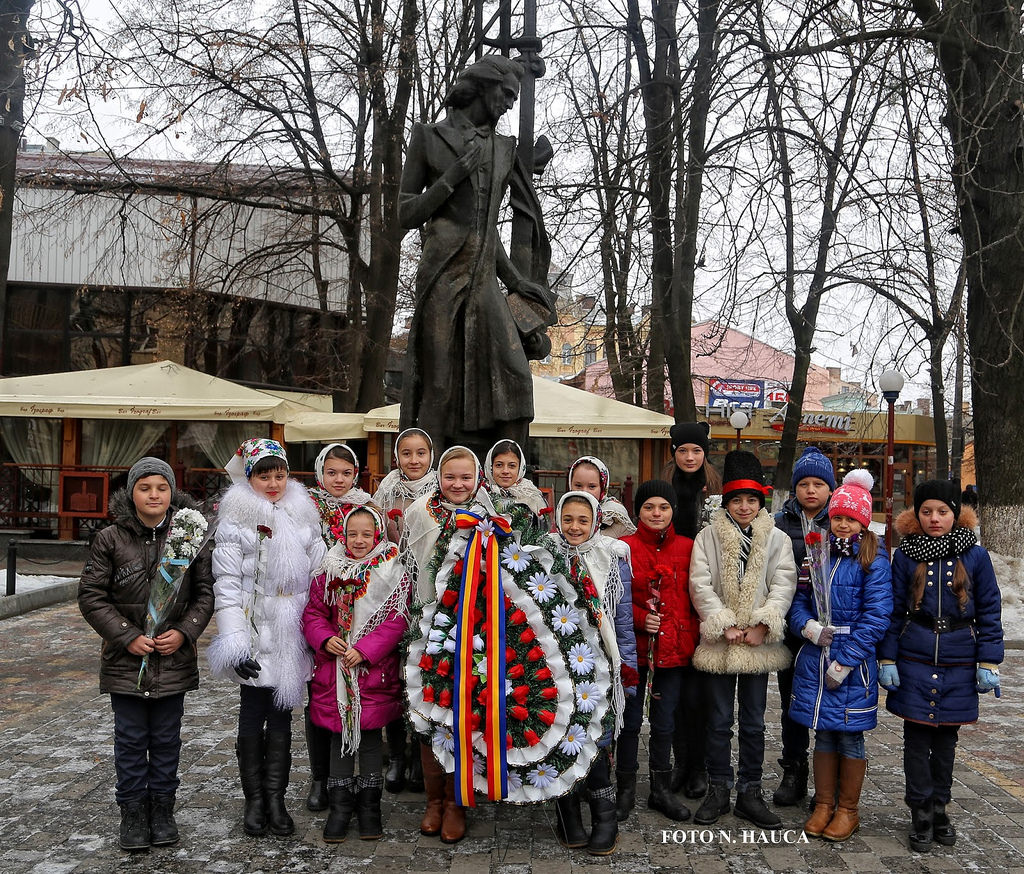 Tânăra generație la bustul lui Mihai Eminescu din Cernăuți – foto Nicolae Hauca Mykola Havka.jpg