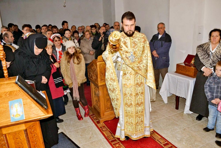 2-romani-din-timoc-la-sfanta-liturghie-savarsita-in-limba-romana-de-pr-boian-alexandrovici_w747_h373_q100.jpg