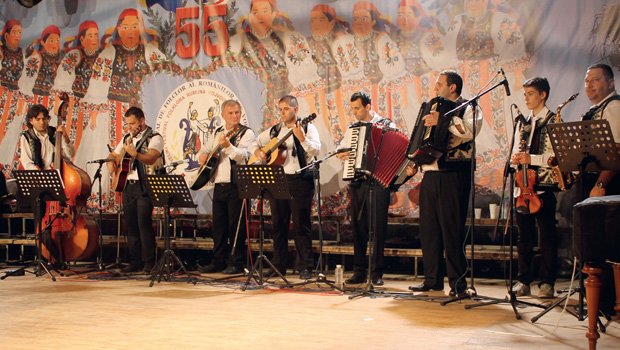 Marele Festival de Folclor al Românilor din Voivodina – Serbia, Uzdin, 2015 Foto libertatea.rs.jpg