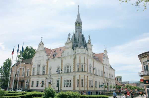 1-Caransebeș-–-Casa-Orașului,-azi-Primăria-municipiului-Caransebeș-–-1903.jpg